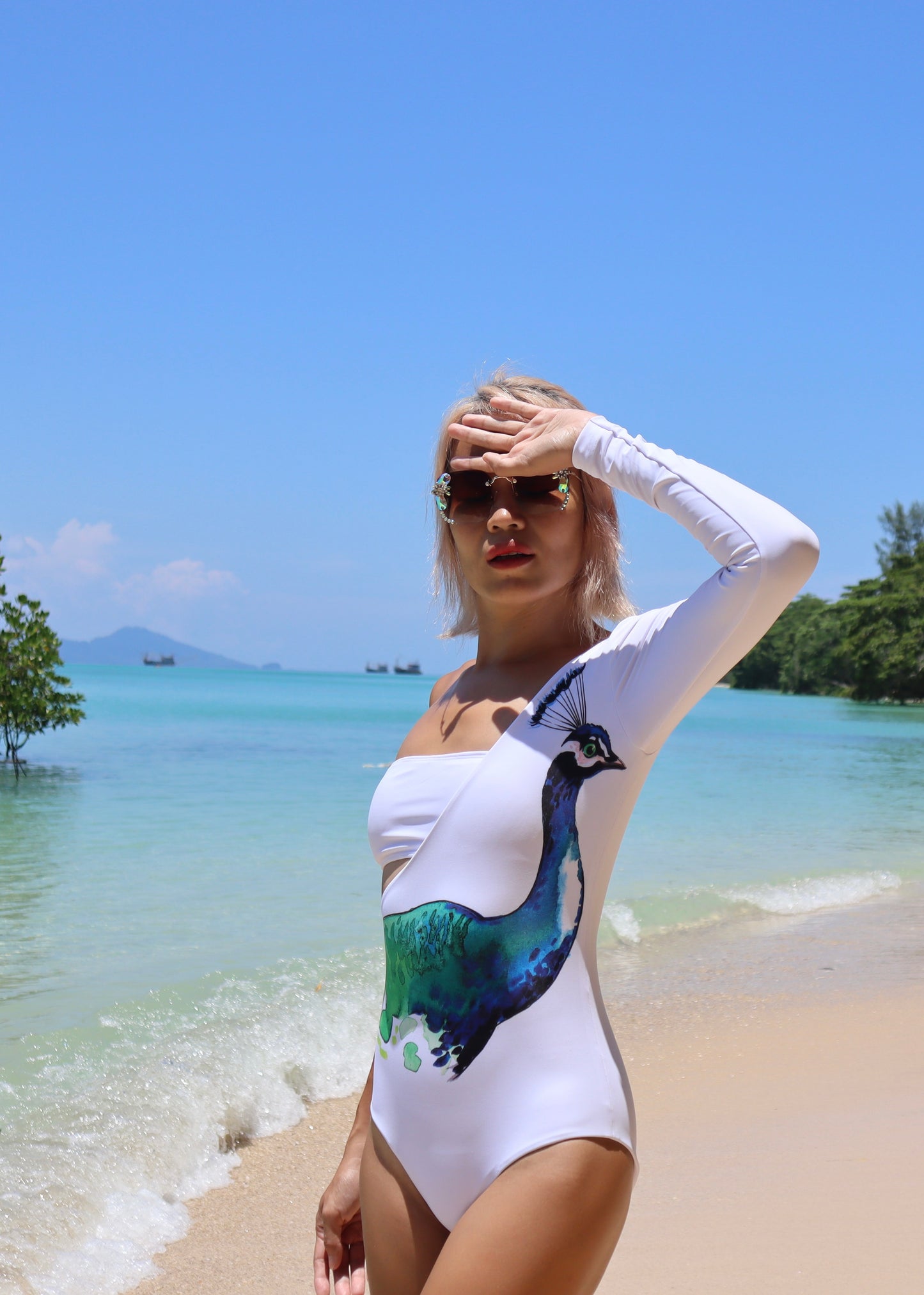 BHUSANAKAN SWIMWEAR ชุดว่ายน้ำ แขนยาว บ่าเดี่ยว ลายน้องนกยูงสุดเก๋ ลายพิมพ์เฉพาะของทางร้านเรา Peafowl One Shoulder