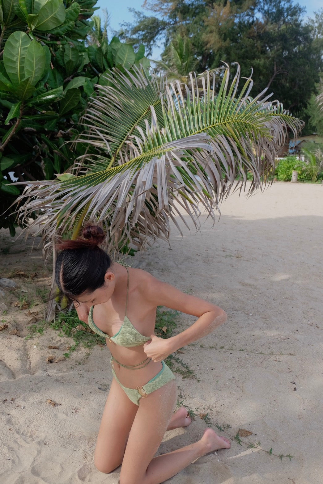 BHUSANAKAN SWIMWEAR ชุดว่ายน้ำ บิกินี่ผ้าย่น Crinkle Bikini แต่งด้วยอะไหล่ทองรูปเปลือกหอย