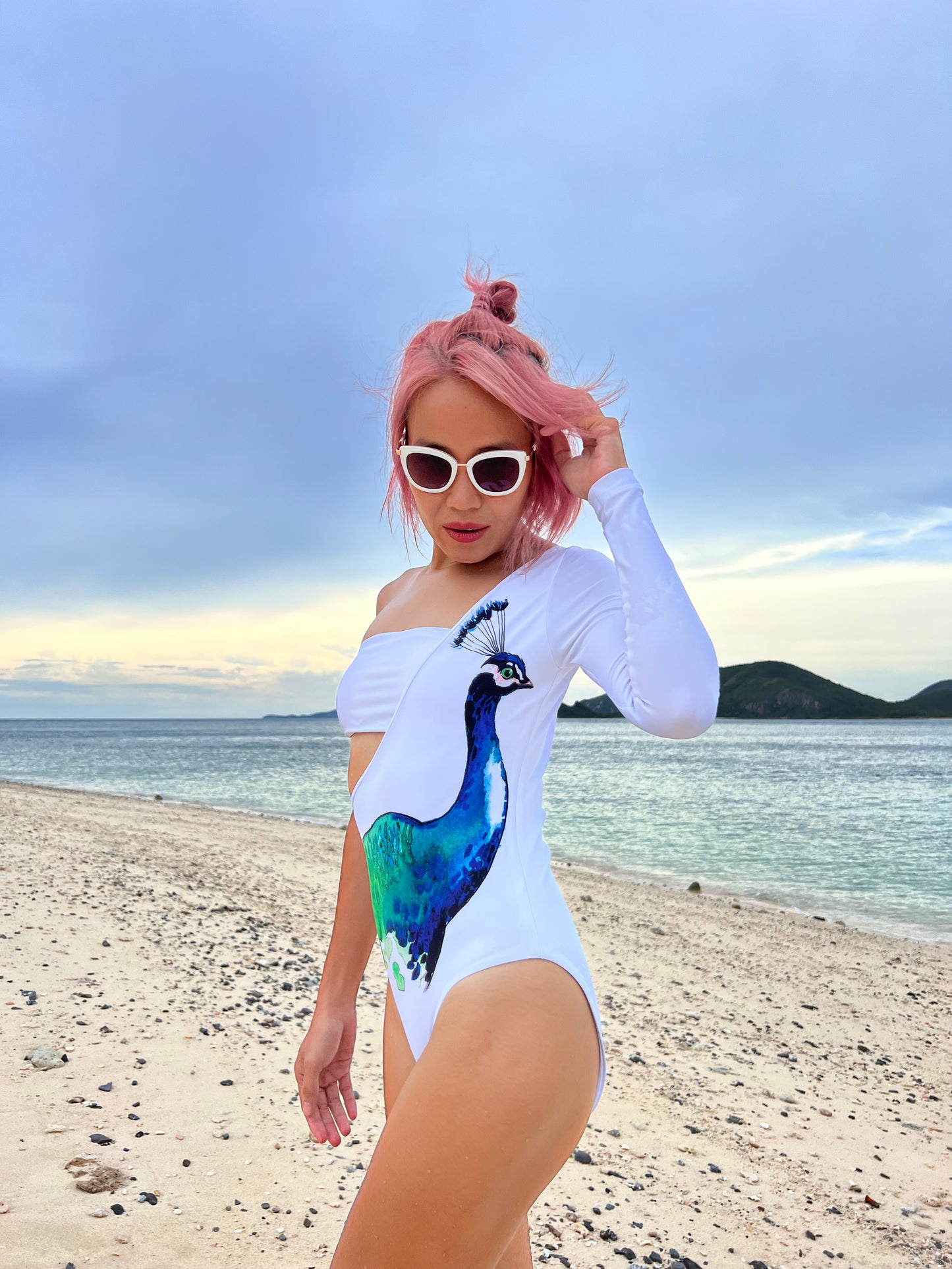 BHUSANAKAN SWIMWEAR ชุดว่ายน้ำ แขนยาว บ่าเดี่ยว ลายน้องนกยูงสุดเก๋ ลายพิมพ์เฉพาะของทางร้านเรา Peafowl One Shoulder