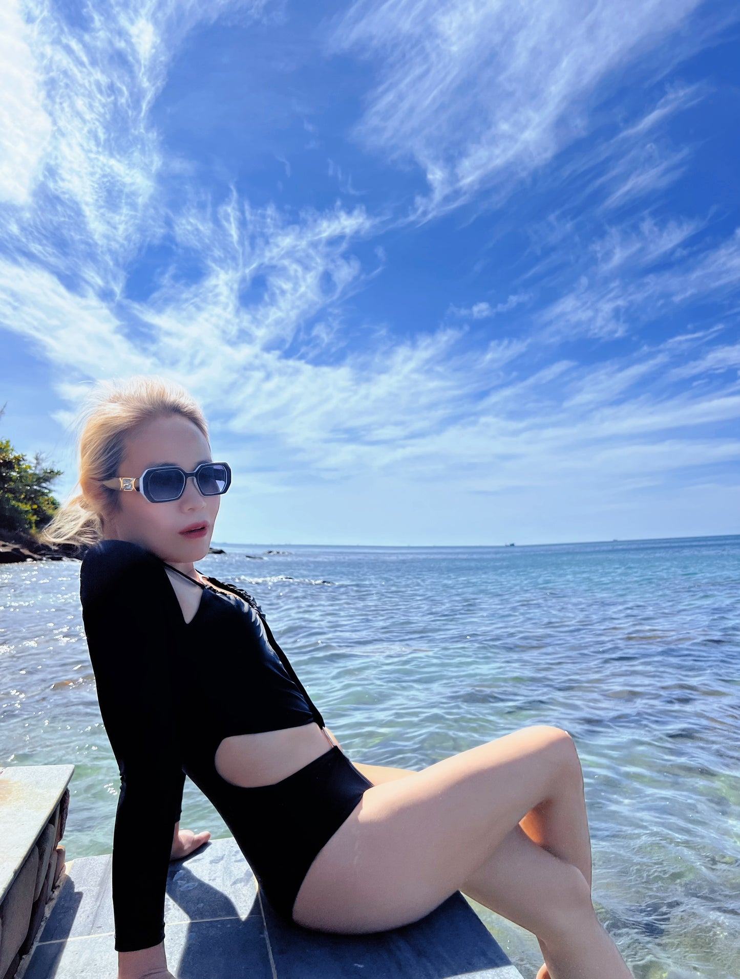 BHUSANAKAN SWIMWEAR รุ่น "Diana Long Sleeve" วันพีซแขนยาวสีดำ แต่งห่วงทอง และคัตเอาต์เก๋ๆ